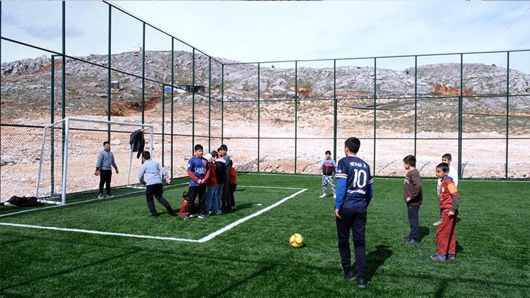 Bakan Kurum, Adıyamanın Zey köyünde halı sahaya kavuşan çocukları paylaştı