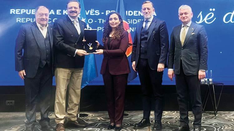 Hisarcıklıoğlu’na Kosova Cumhurbaşkanlığı madalyası Hisarcıklıoğlu’na Kosova Cumhurbaşkanlığı madalyası