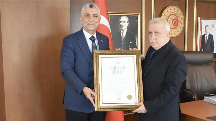 Esnaf Cemalettin Yılmaza Bakan Bolattan ödül