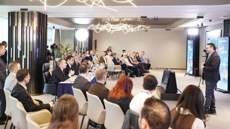 Gençler fikirlerini 50 saniyede sundu Gençler fikirlerini 50 saniyede sundu