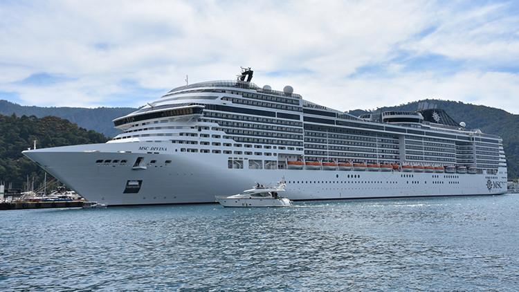 Marmaris Limanına dev misafir Binlerce kişi sahile akın etti