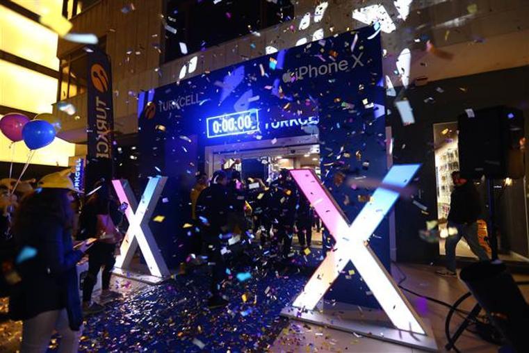 Crowds flock to buy iPhone X in Istanbul