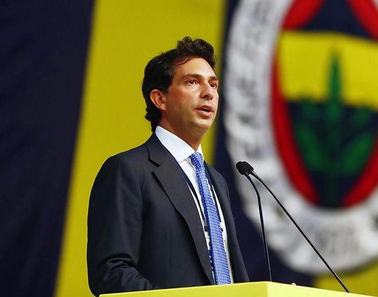 Kırmızı kart gören futbolcusunu tokatladı...