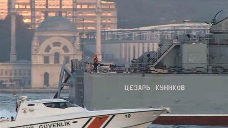 Rus savaş gemisine İstanbul Boğazında denizaltılı takip