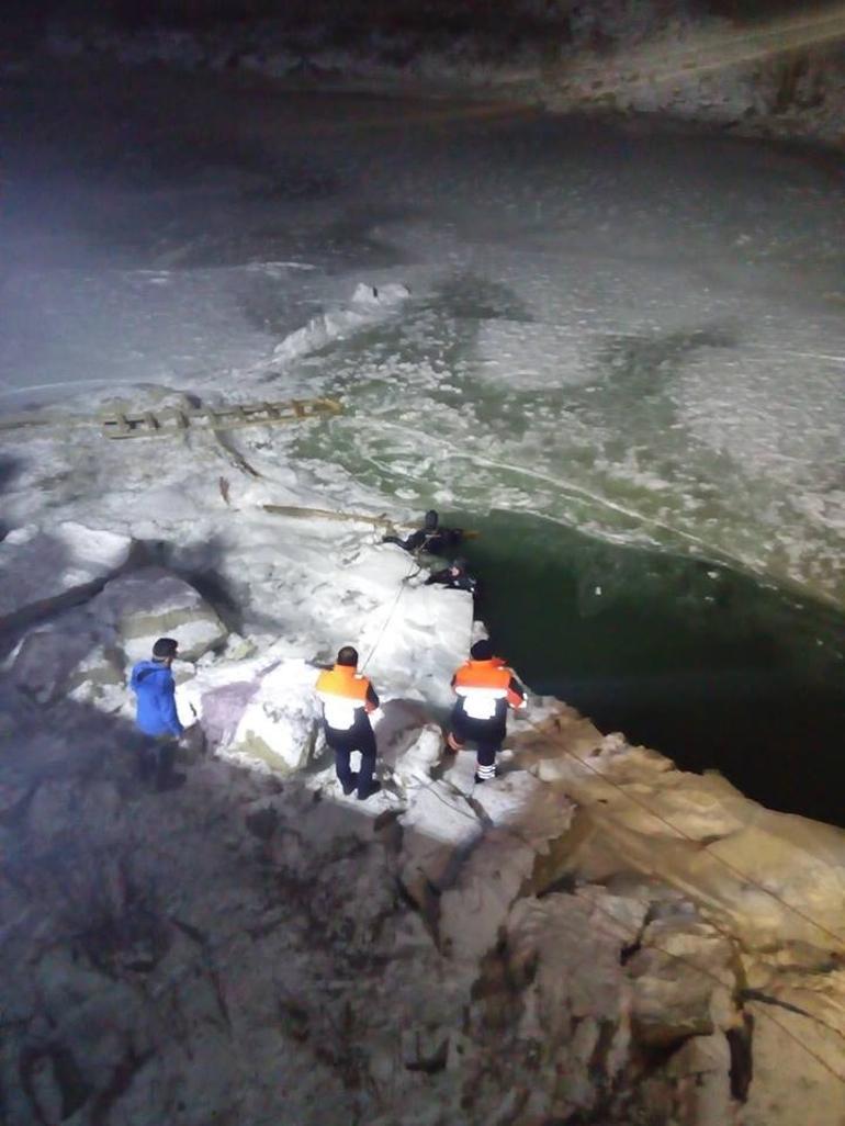 Kaybolan çocuk buz tutan gölde arandı! - Resim: 1