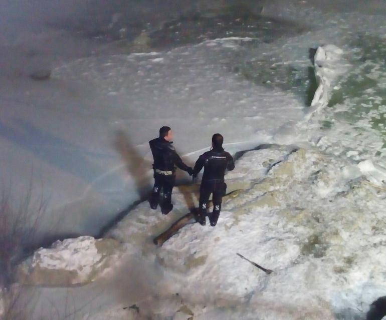 Kaybolan çocuk buz tutan gölde arandı! - Resim: 2