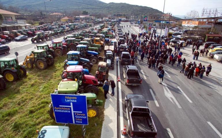 Οι Έλληνες αγρότες συγκρούονται με την αστυνομία και τα περάσματα σταμάτησαν στη συνοριακή πύλη Pazarkule