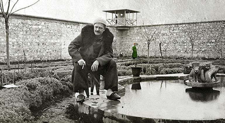 Su başında durmuşuz