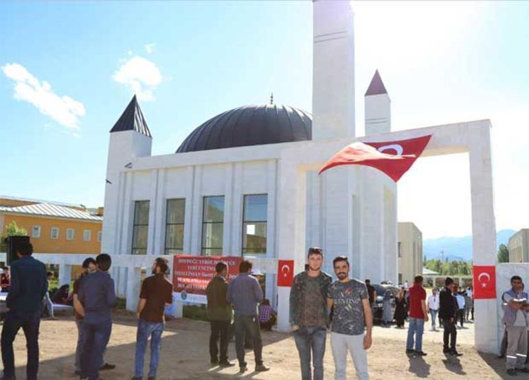 ‘Salt Bae’ inaugurates mosque in his Turkish hometown