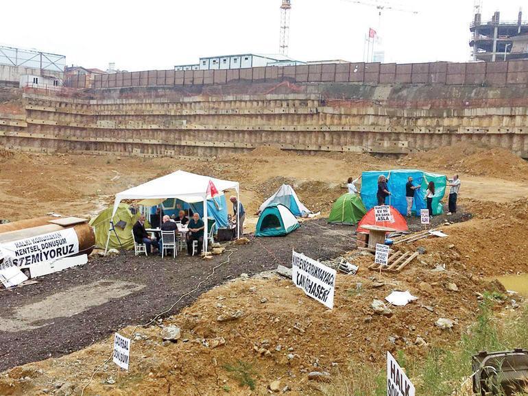 Victims of urban transformation protest still-unfinished construction in Istanbul’s Fikirtepe