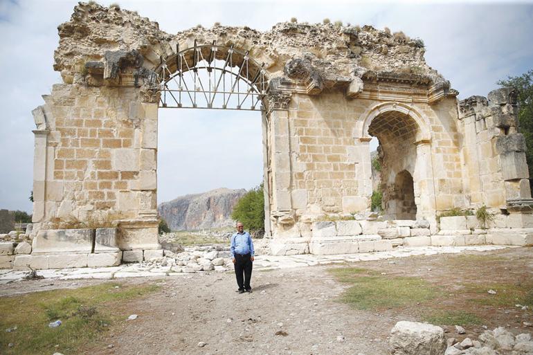 Mother and son dedicated keepers of ancient Anavarza