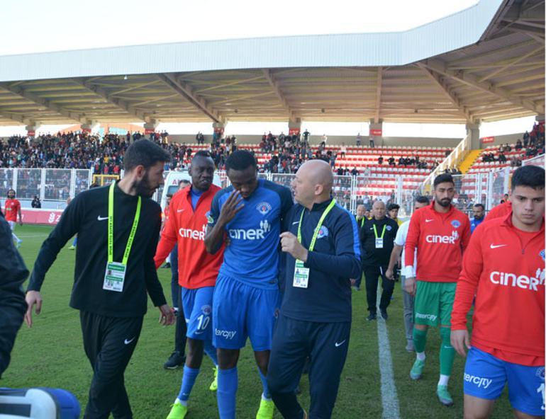 Kasımpaşa’s Guinean footballer injured by thrown object, match put off