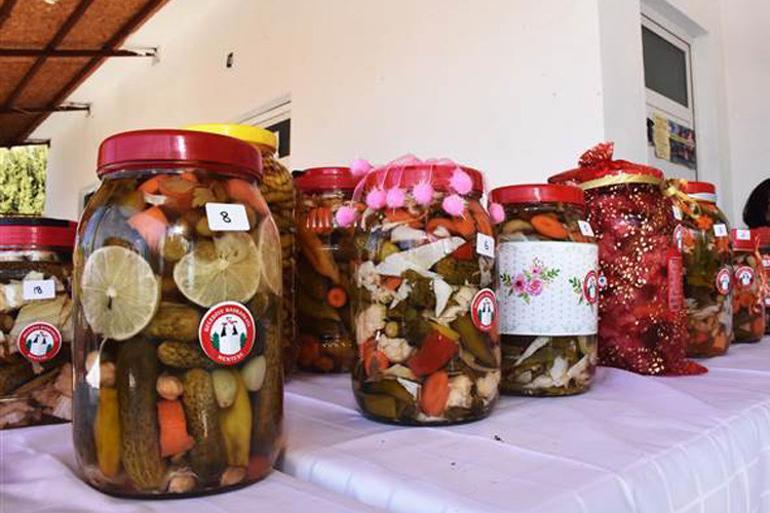 Kadınlar turşu ve reçelleriyle yarıştı