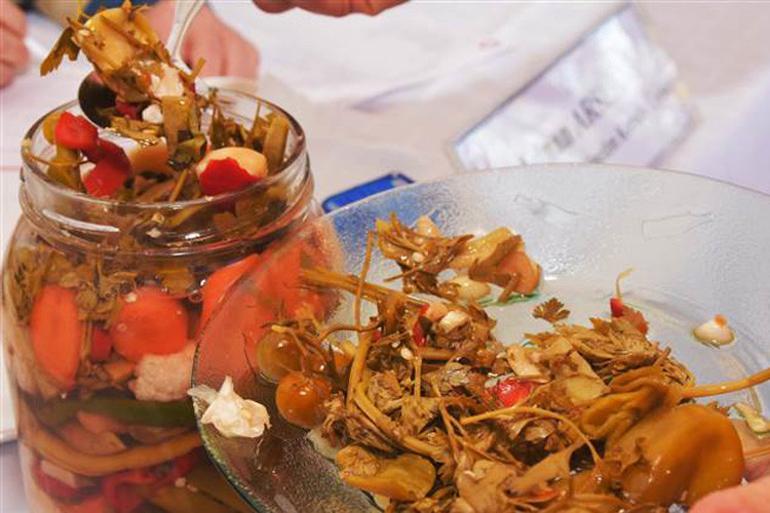 Kadınlar turşu ve reçelleriyle yarıştı