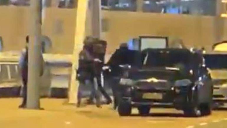 Hollanda’nın Amsterdam şehrindeki Schiphol Havalimanı’nda terör alarmı verildi.