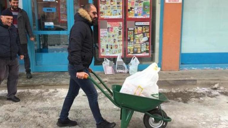 Protesting plastic bag charge, Turks shop with donkey, wheelbarrow