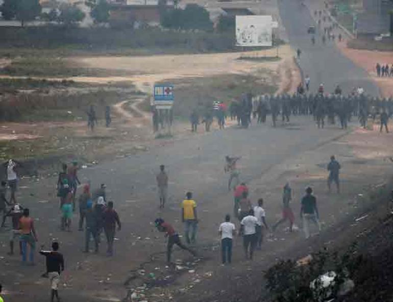 Venezuela standoff turns deadly as troops block aid delivery