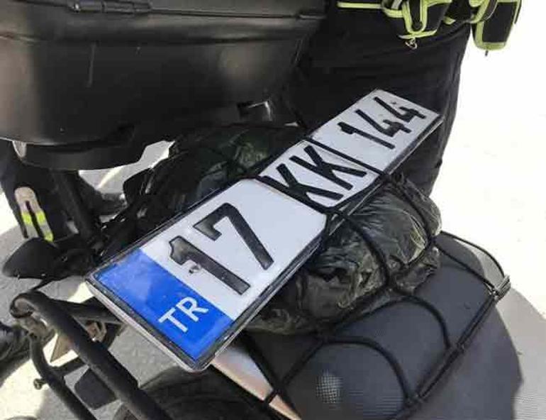 Forged license plate spotted when two trucks parked side by side