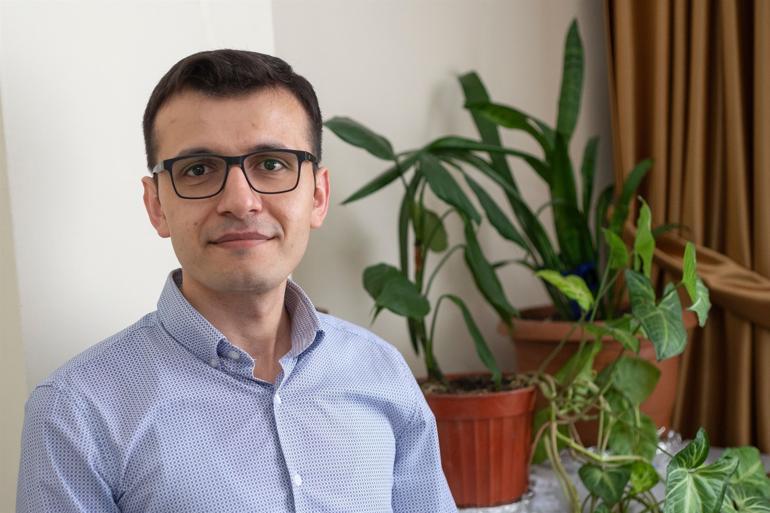 Turkish artist goes viral with stark misery/comfort images