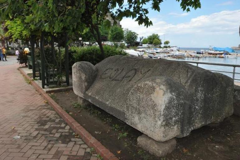 Vandals spray paint 3,000-year-old sarcophagus