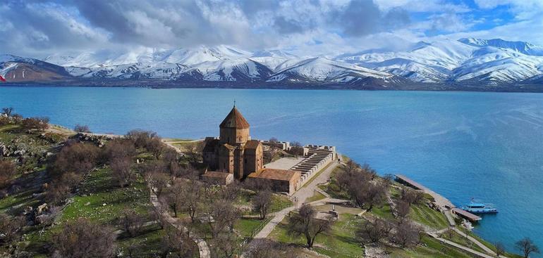 Over 160,000 tourists visit Akdamar Island in 2019