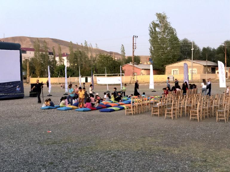 Festival treats kids to open-air cinema in SE Turkey