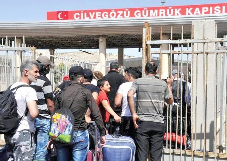 This file photo shows Syrians leaving Turkey at Cilvegözü border gate with Syria.