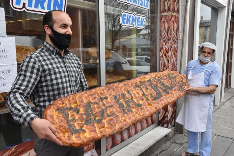 Two-meter-long Ramadan pita sold by auction