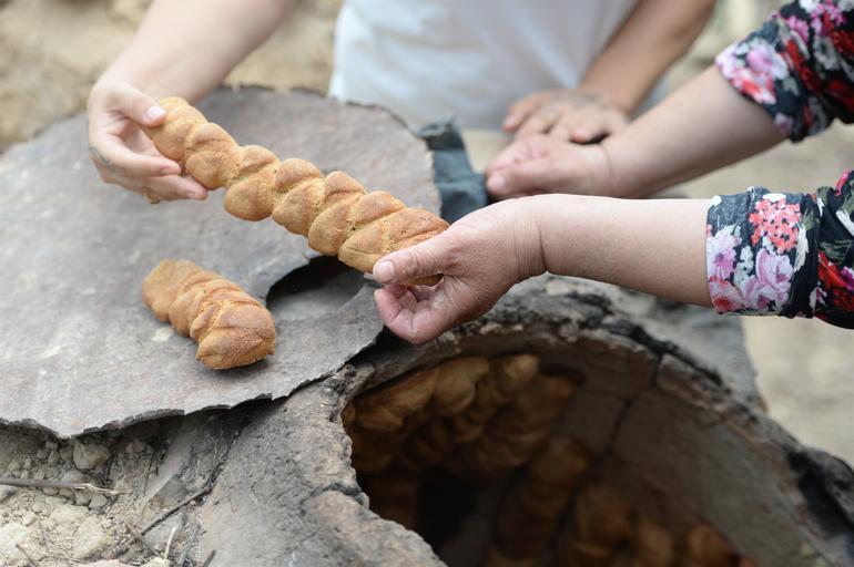 Women make bread from antic wheat