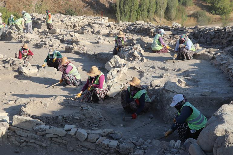 Women shed light on history in mound