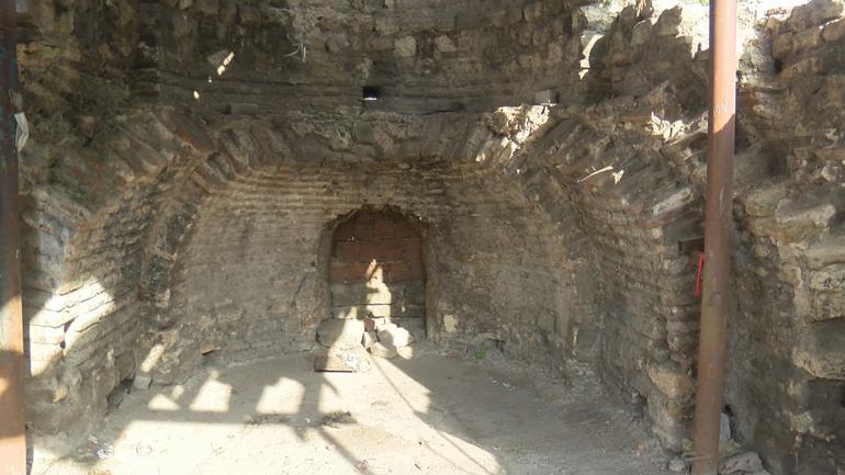 700-year-old chapel in Istanbul’s historical peninsula used as tire storage