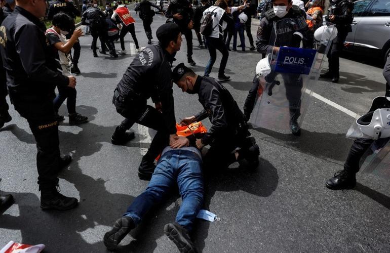 Over 350 detained across Turkey on May Day under curfew