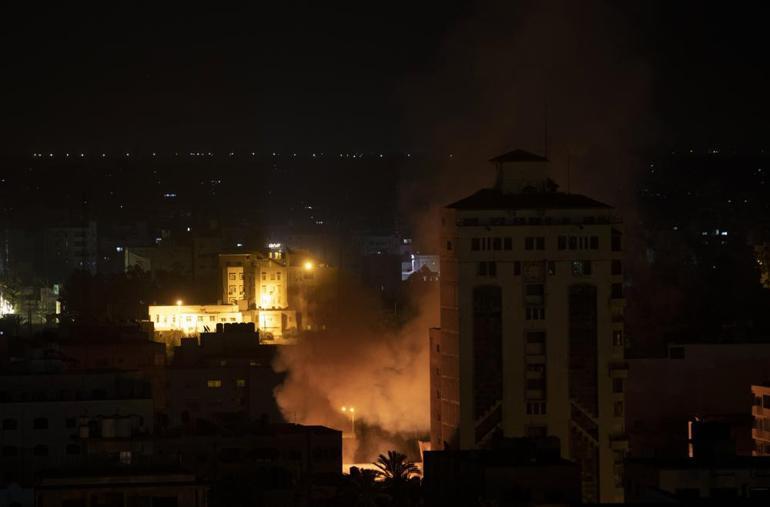 Israel resumes air strikes on Gaza
