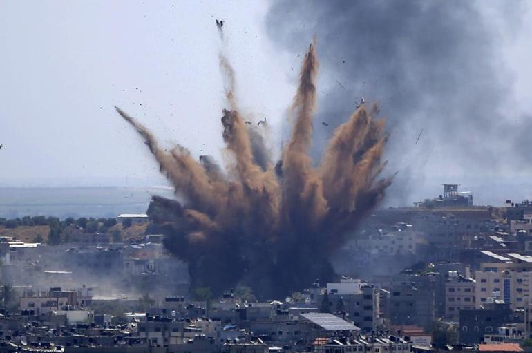 Israel resumes air strikes on Gaza