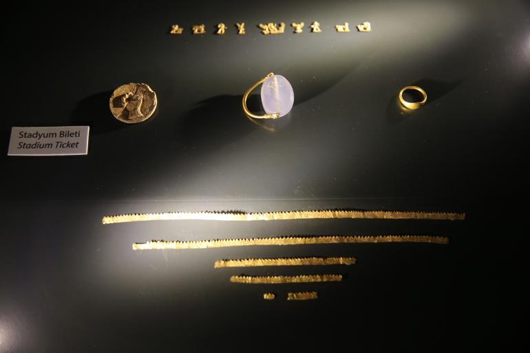 Artifacts from 2,400-year-old tomb attract visitors