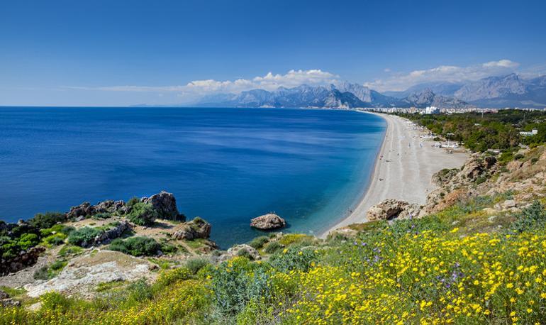 Deniz, Kum ve Tarih: Akdeniz’in En İyi Plajları ve Antik Siteleri