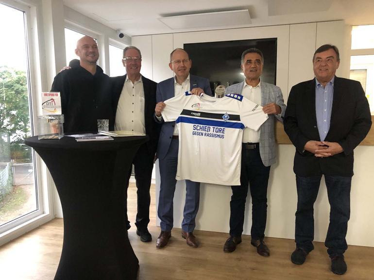 Irkçılığa üç gol