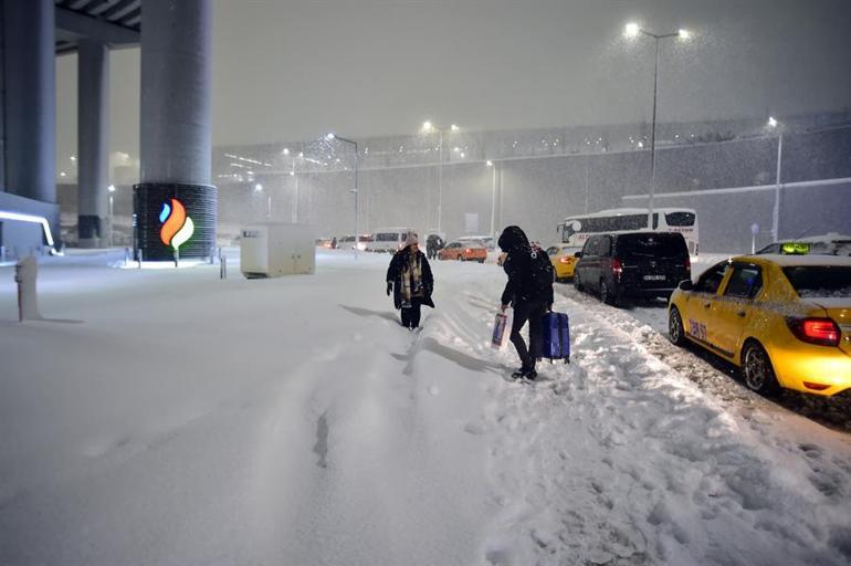 Heavy snow brings life to halt in Istanbul