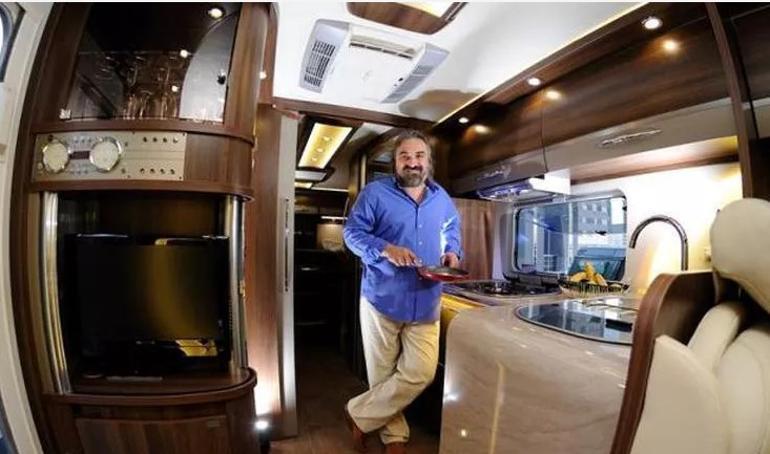 Ünlü oyuncu karavan tatilinde... 5 yıldızlı otel yerine kamp