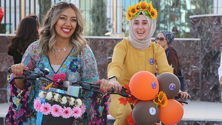 Süslü Kadınlar Bisiklet Turu, renkli görüntülere sahne oldu