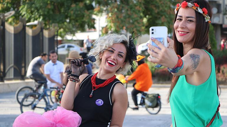 Süslü Kadınlar Bisiklet Turu, renkli görüntülere sahne oldu