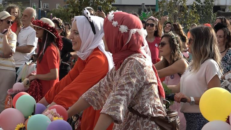 Süslü Kadınlar Bisiklet Turu, renkli görüntülere sahne oldu