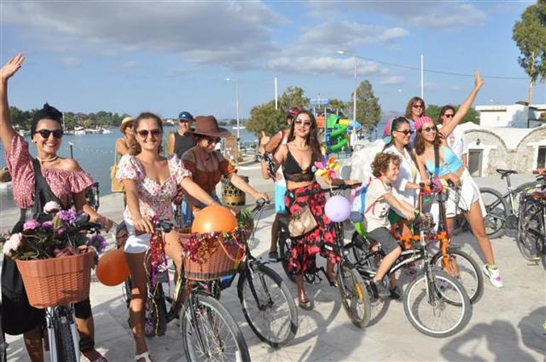 Süslü Kadınlar Bisiklet Turu, renkli görüntülere sahne oldu