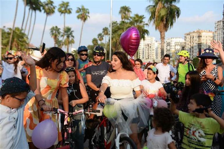 Süslü Kadınlar Bisiklet Turu, renkli görüntülere sahne oldu