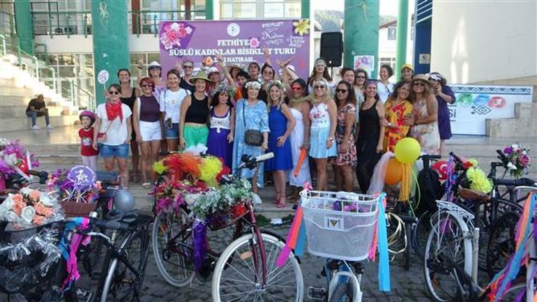 Süslü Kadınlar Bisiklet Turu, renkli görüntülere sahne oldu