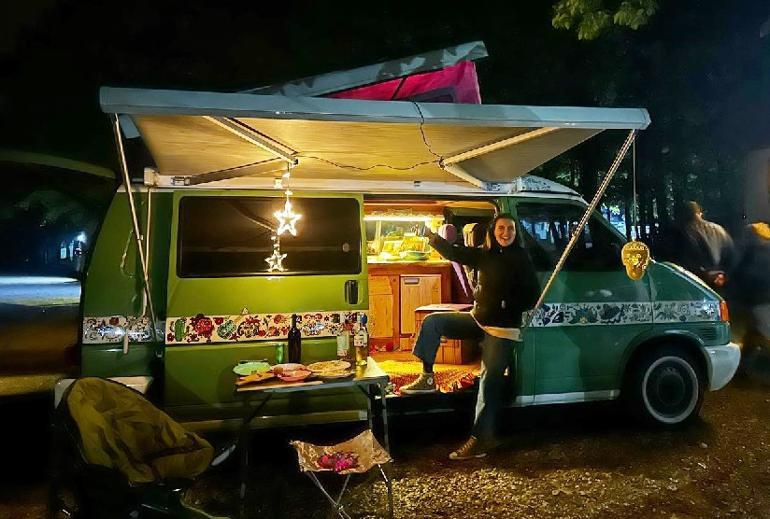 Ünlü oyuncu karavan tatilinde... 5 yıldızlı otel yerine kamp