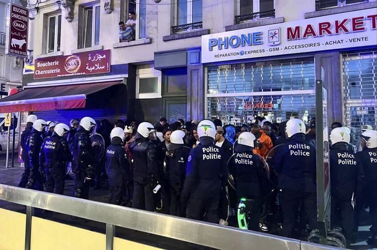 Fransada bir kişi daha yaşamını yitirdi... Protestolar Belçikaya sıçradı Sokaklar yangın yeri, ulaşıma durdurma kararı