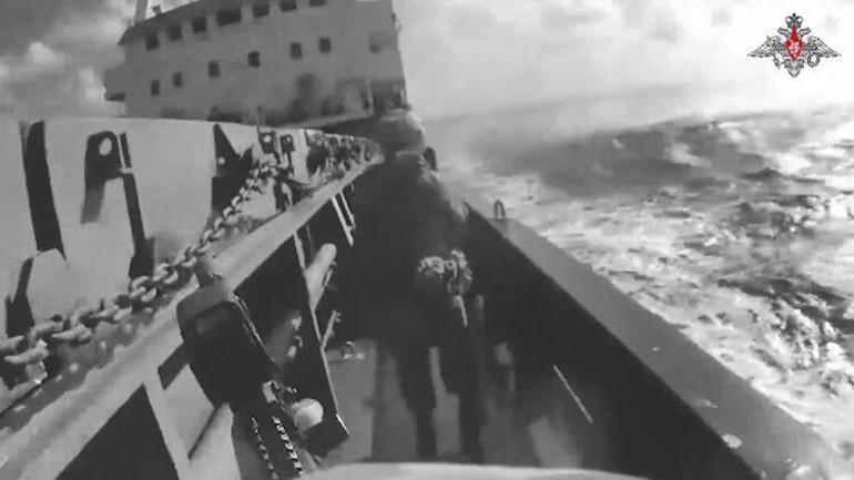 Rus əsgərinin türk gəmisinə basqın etdiyi an kameralara düşüb