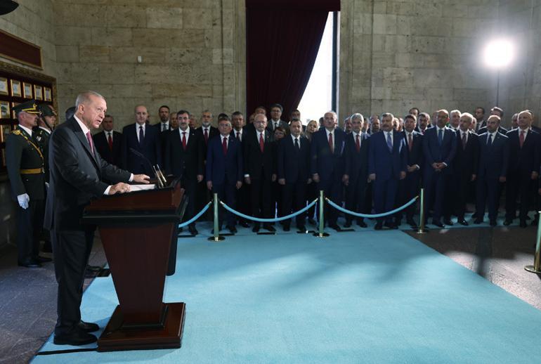 30 Ağustos Zaferinin 101. yılı... Cumhurbaşkanı Erdoğandan Anıtkabire ziyaret: Türkiye Yüzyılı vizyonumuzu hayata geçiriyoruz