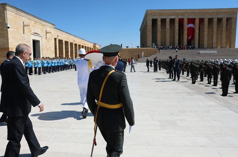 30 Ağustos Zaferinin 101. yılı... Cumhurbaşkanı Erdoğandan Anıtkabire ziyaret: Türkiye Yüzyılı vizyonumuzu hayata geçiriyoruz